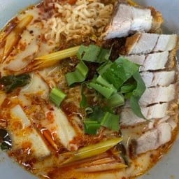 มาม่าต้มยำน้ำข้นหมูกรอบ