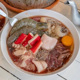ชุดใหญ่จัมโบ้(หมู,สามชั้น,ตับ,กุ้ง,ปลาหมึก,ปูอัด,หมึกกรอบ,เต้าหู้ชีส,ไข่ไก่,แมงกะพรุน,ผัก1ชุด