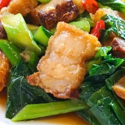 คะน้าหมูกรอบราดข้าว