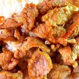 หมูกระเทียม+โรยกระเทียมกรอบ ราดข้าว