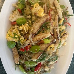 เนื้อก้ามปูอ่อนผัดไข่ใส่วุ้นเส้นชะอมสะตอ