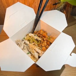 ไอเขียว เส้นผักนุ่มหนึบผัดรสเจ้มจ้น โรยไก่ฉีก ฟรีแคปแซ่บ