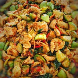 ผัดเผ็ดลูกชิ้นปลา
