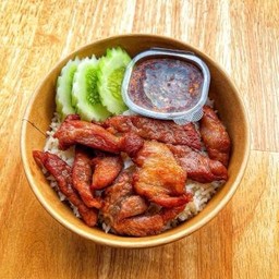 หมูแดดเดียวทอด ราดข้าว