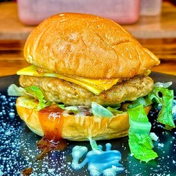 เบอเกอร์หมูชีส เลือกซอสตามใจชอบ