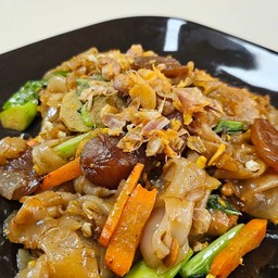 ผัดซีอิ้ว เลือกเนื้อสัตว์โน๊ตบอกได้ ( มู๋นุ่ม กุ้ง ปลาหมึก กุนเชียว มู๋สับ มู๋ยอ )