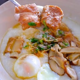 โจ๊กซี่โครงหมูตุ๋นใส่ไข่