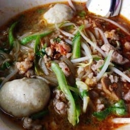 ก๋วยเตี๋ยวเผด็จศึก  หน้าหอพักหญิงนิลักษณ์