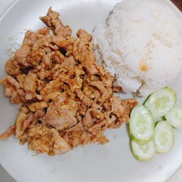 ไก่กระเทียมราดข้าว