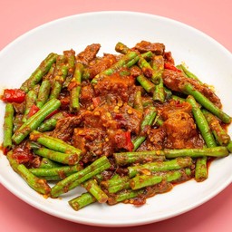 ถั่วฝักยาวผัดพริกขิงหมูกรอบ