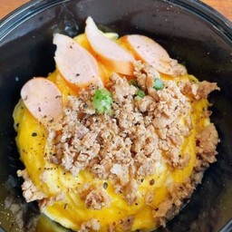 ข้าวไข่เยิ้มหน้าไส้กรอกและหมูสับผัดน้ำมันงา