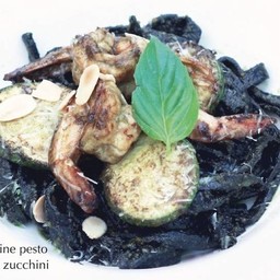 เฟตตูชิเน่เส้นหมึกดำซอสเพสโต้กุ้งซูกินี่
