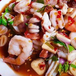 ยำกุ้งปลาหมึกน้ำปลาร้า