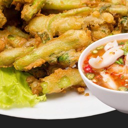 ยำผักบุ้งกรอบ