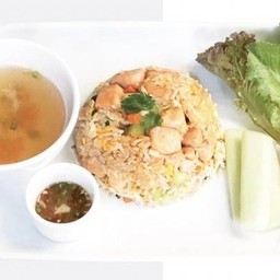 ข้าวผัดแซลมอนคะน้ากรอบ