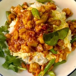 ผัดพริกแกงกากหมูไข่ข้นราดข้าว