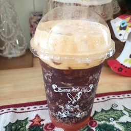 สปาร์คกลิ้งพีชอเมริกาโน่