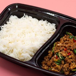 กระเพราหมูสับราดข้าว