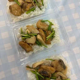 ข้าวราดปลาอินทรีผัดน้ำมันหอย