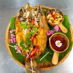 ปลากระพงทอดราดซอสมะขาม