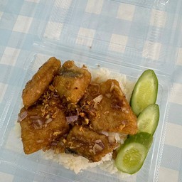 ทอดกระเทียมราดข้าว