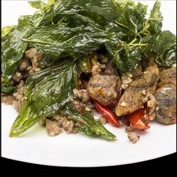 ไข่เยี่ยวม้ากระเพรากรอบ