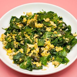 ใบเหลืยงผัดไข่