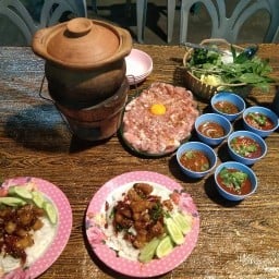 เจ๊นกเอี้ยงผักสด/ข้าวราดแกง ตลาดสดเตาถ่าน
