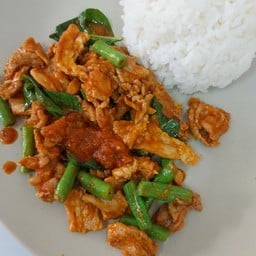 ผัดพริกแกงไก่ราดข้าว