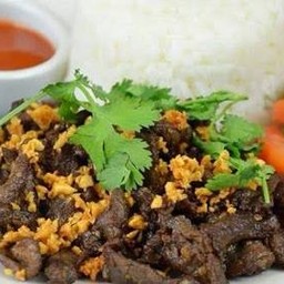 ข้าวเนื้อทอดกระเทียม