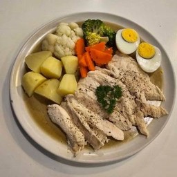 อกไก่ต้ม+ผักต้ม (เมนูรักสุขภาพ)