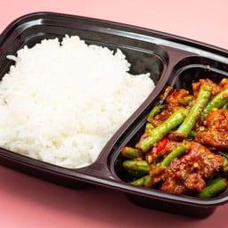 ถั่วฝักยาวผัดพริกขิงหมูกรอบราดข้าว