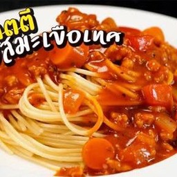 สปาเก็ตตี้ซอสมะเขือเทศหมูสับ ไส้กรอก