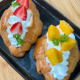 Mini Croissant With Fruit - มินิครัวซองค์ผลไม้