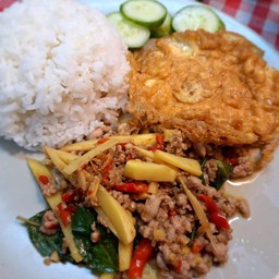 กะเพราหมูสับหน่อไม้+ไข่เจียว