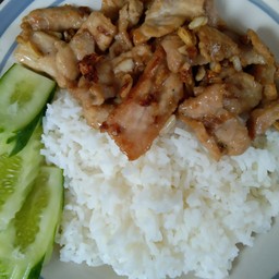 หมูกระเทียมราดข้าว