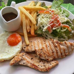 ชุดอาหารเช้าอกไก่ย่างซอสพริกไทดำ