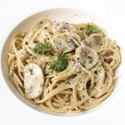สปาเก็ตตี้ซอสครีมเห็ดทรัฟเฟิล