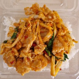 ผัดพริกแกงหน่อไม้เส้นหมูสามชั้น