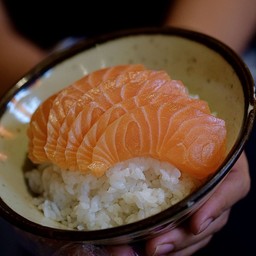 ข้าวหน้าแซลมอนดิบ Raw Salmon Rice