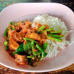ผัดพริกแกงหมูกรอบ ราดข้าว