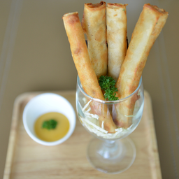 กุ้งโรล E.A.T.กับซอสส้ม