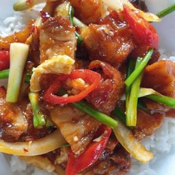 หมูกรอบผัดน้ำพริกเผา