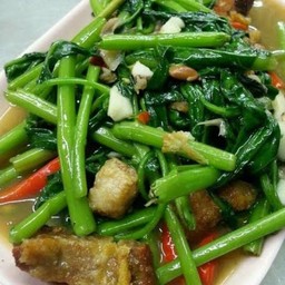 เป็นกับข้าวผัดผักบุ้งไฟแดงหมูกรอบ