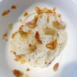 ลวกเส้นเล็กกระเทียมเจียว