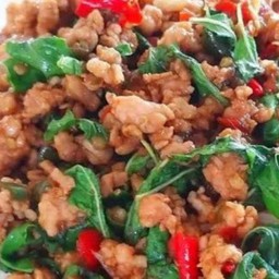 กระเพาหมูสับราดข้าว