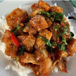 กะเพราหมูกรอบ