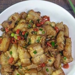 ข้าวราดสามชั้นผัดน้ำปลา