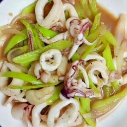 ปลาหมึกผัดพริกหยวก