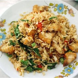 กะเพราคลุกข้าวหมูกรอบ